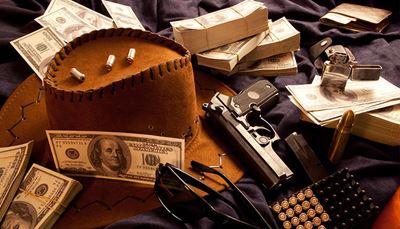 pinigai, žiebtuvėlis, pistoletas, banknotas, franklin, skrybėlė, kulka, akiniai, piniginė, audinys, dėtuvė