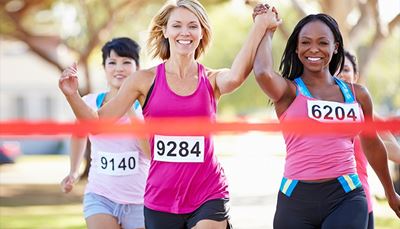 rózsaszínű, győztes, rövidnadrág, szám, maraton, futó, finis, szőke, nők, trikó, verseny
